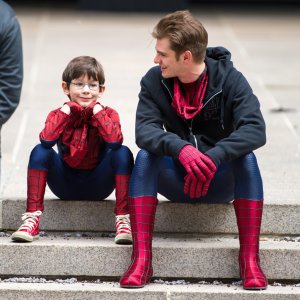 Andrew-Garfield-Little-Boy-Set-Spider-Man-2